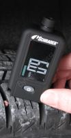 Digitální pneuměřič a hloubkoměr dezénu SCHRADER (1)
